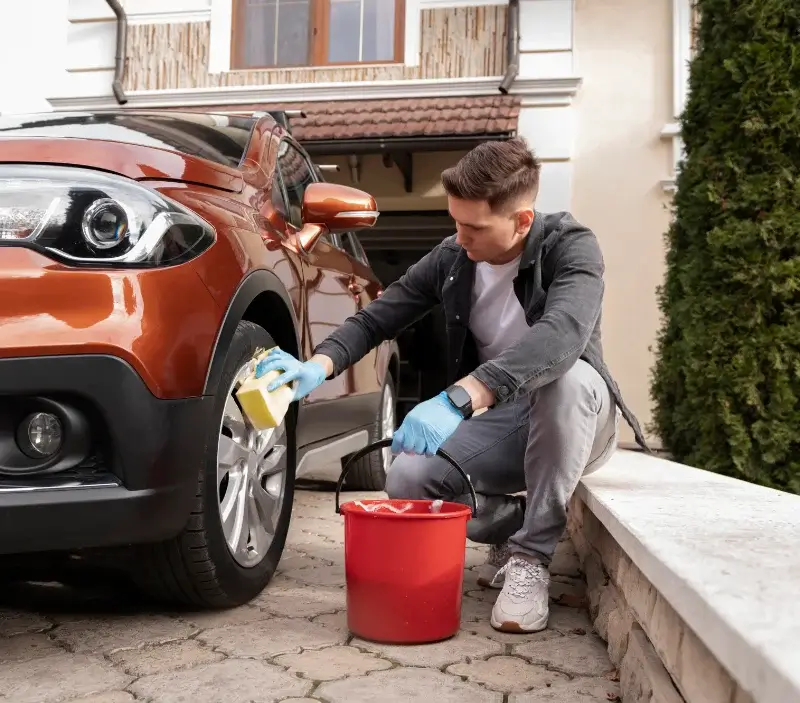 Lavage auto à domicile Saint-Junien-la-Bregère : professionnel intervenant sur un véhicule
